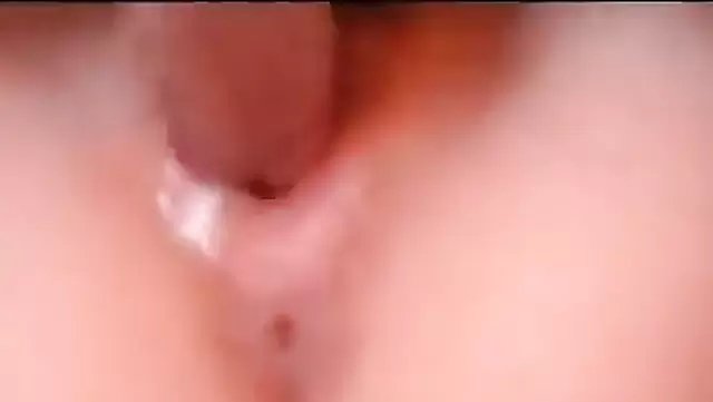 Traşlı Kazakistanlı hatun, kocasına derin boğaz yapıyor.
