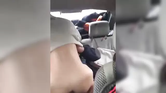 Bir kız, arabada Kazak bir adamla hızlı bir seks yapıyor.