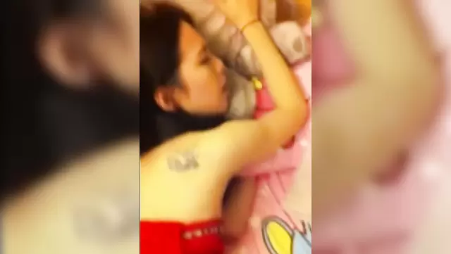 Dövme dolu kıllı bir Kazak, kendini arkadaşına teslim etti.
