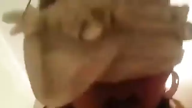 Islak orospu sikin üstüne oturdu ve şöyle dedi